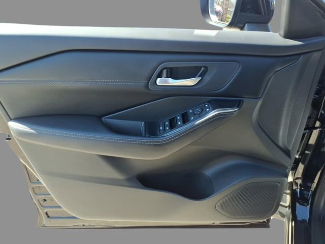 Used 2025 Nissan Rogue SV w/ SV Premium Package image 16