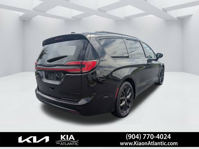 Used 2025 Chrysler Pacifica Limited FWD image 3