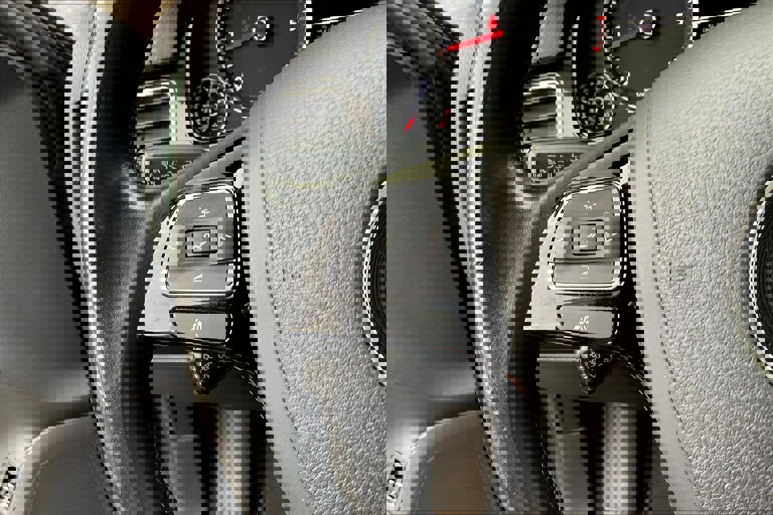 Used 2016 Volkswagen Touareg Sport image 18