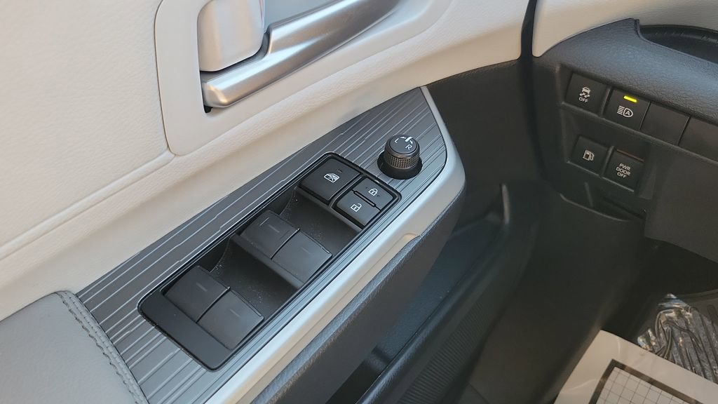Certified 2025 Toyota Sienna XLE image 24
