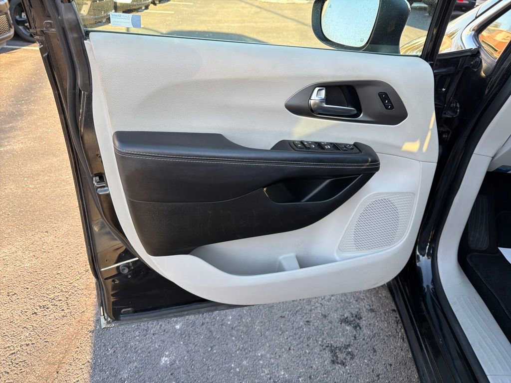 Used 2023 Chrysler Pacifica Touring-L image 14