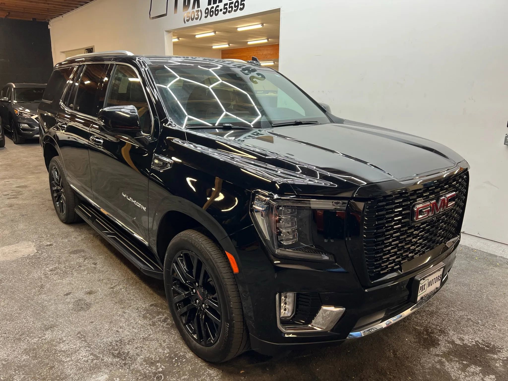 Used 2023 GMC Yukon SLT w/ SLT Premium Package image 2