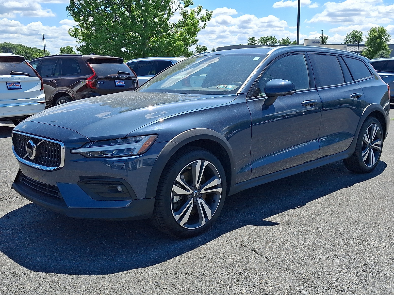 Used 2025 Volvo V60 B5 Cross Country Plus AWD/4WD image 3