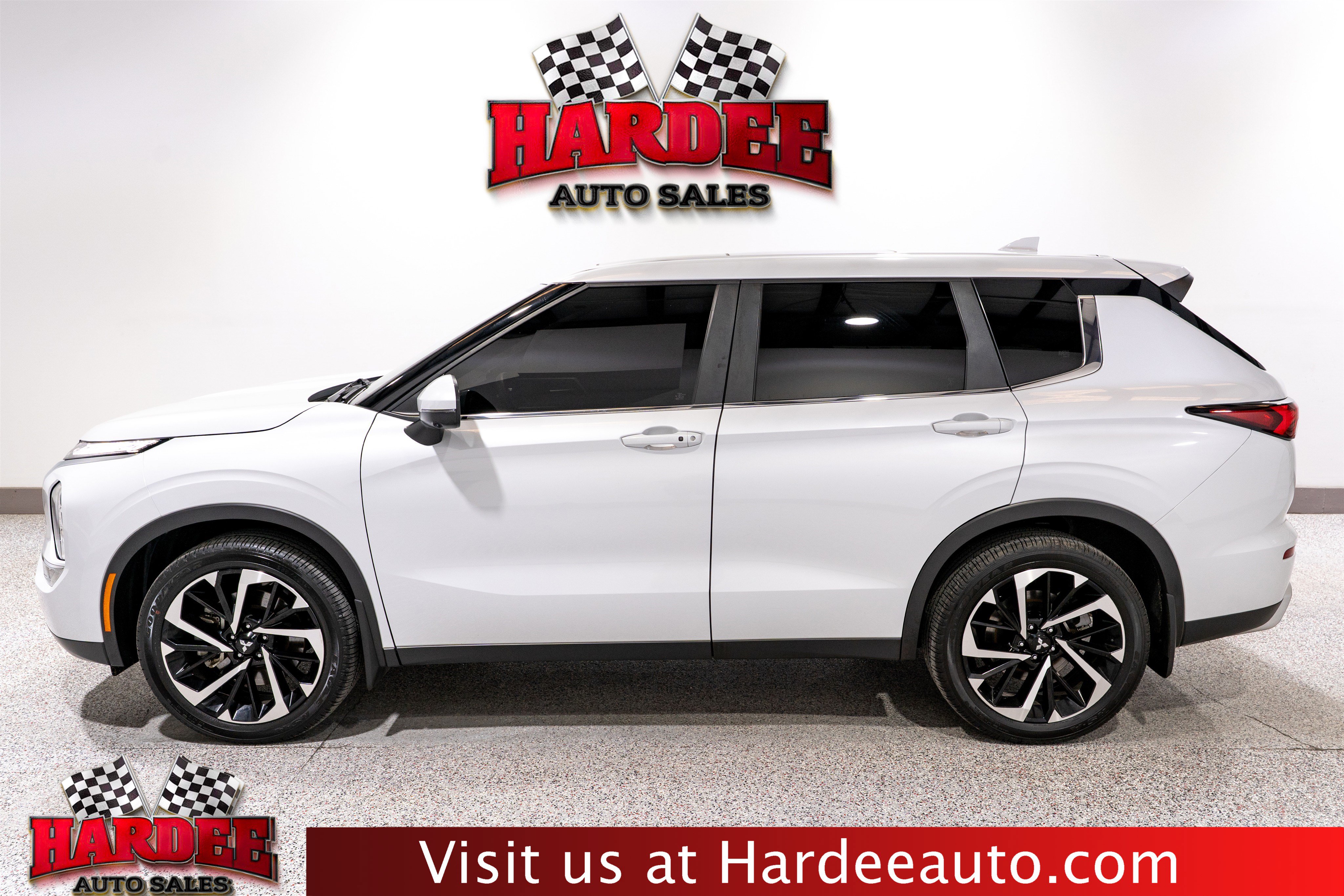 Used 2024 Mitsubishi Outlander SE Black Edition FWD image 1