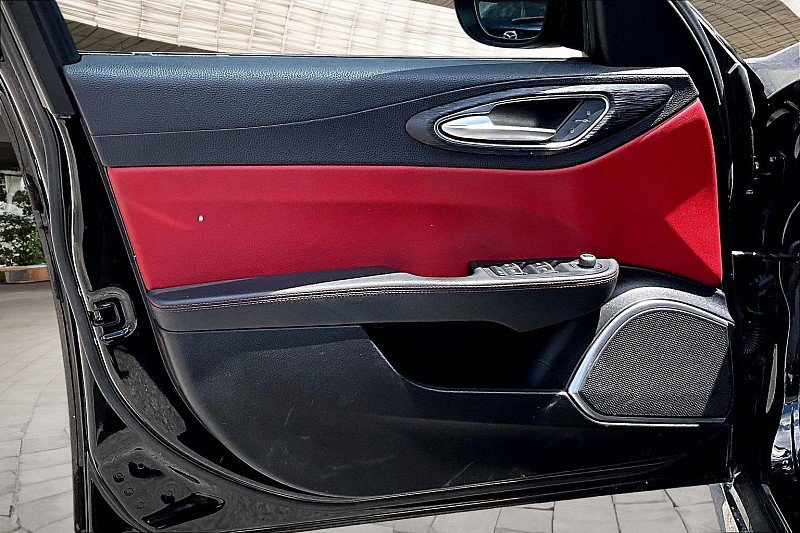 Used 2020 Alfa Romeo Giulia w/ Nero Edizione RWD image 12