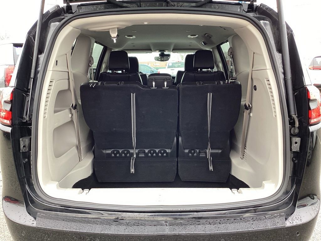 Used 2024 Chrysler Pacifica Touring-L image 14