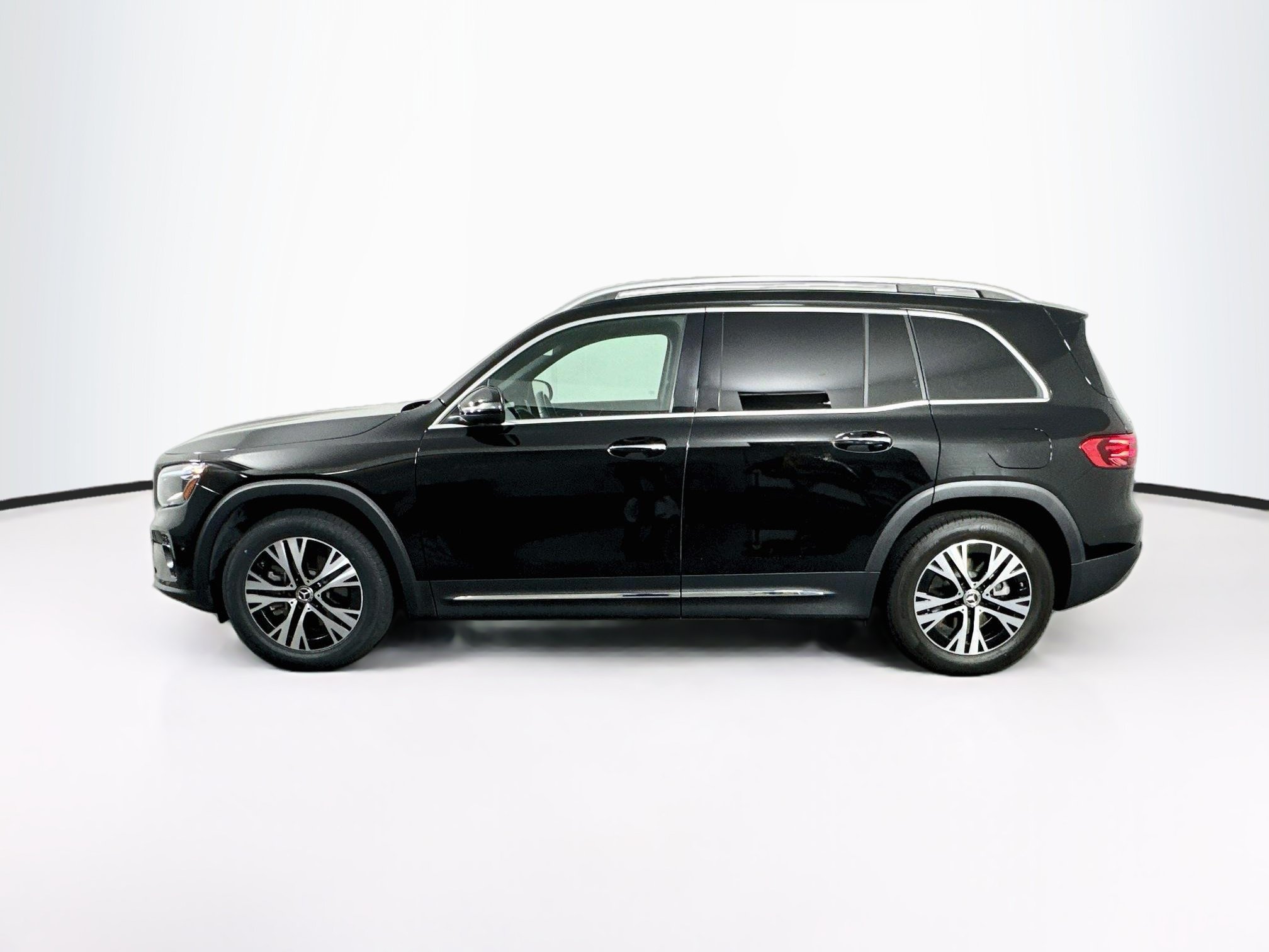 Used 2024 Mercedes-Benz GLB 250 w/ Exclusive Package image 4