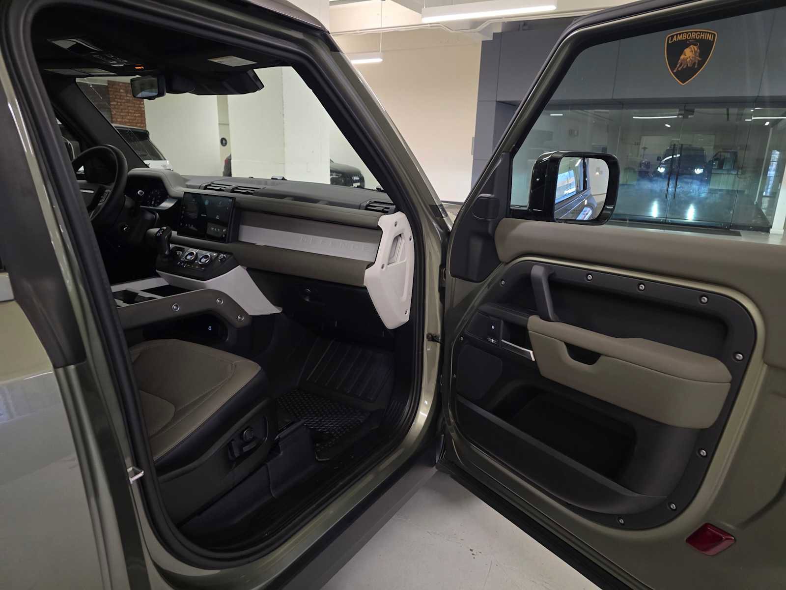 Used 2025 Land Rover Defender 90 X-Dynamic SE image 12