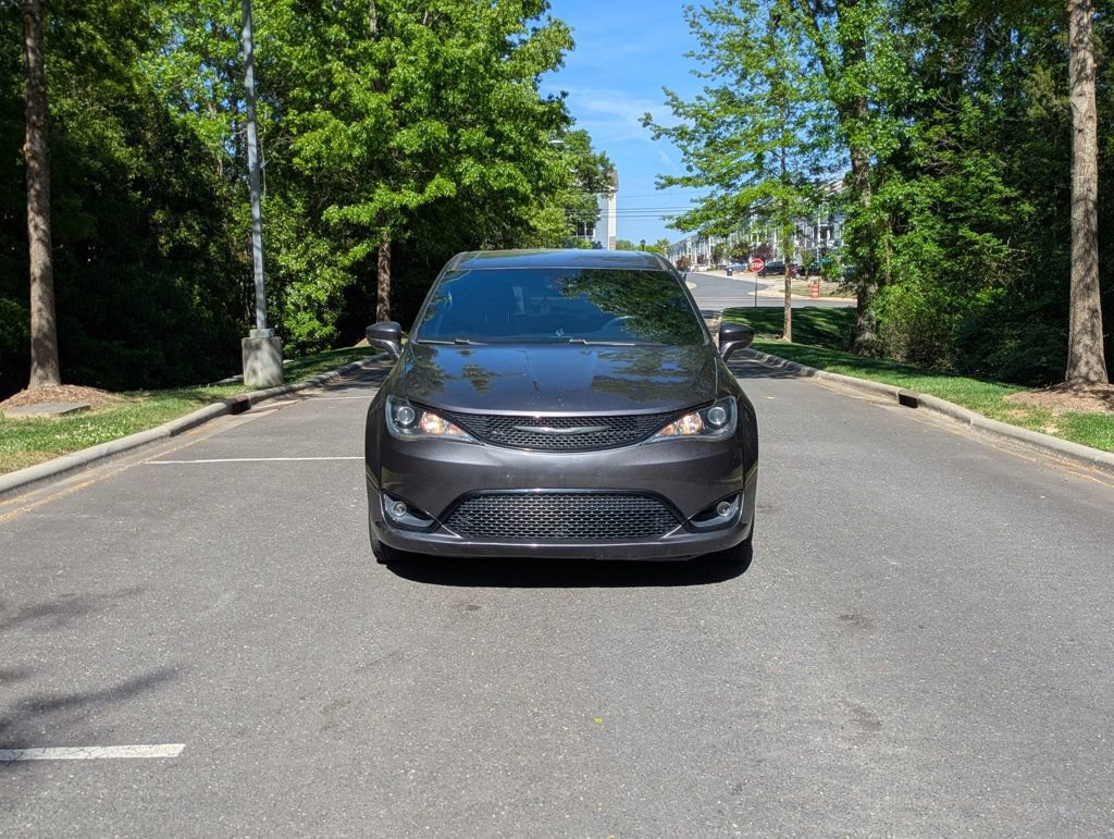 Used 2017 Chrysler Pacifica Touring-L w/ 13 Speaker Alpine Sound Group FWD image 3