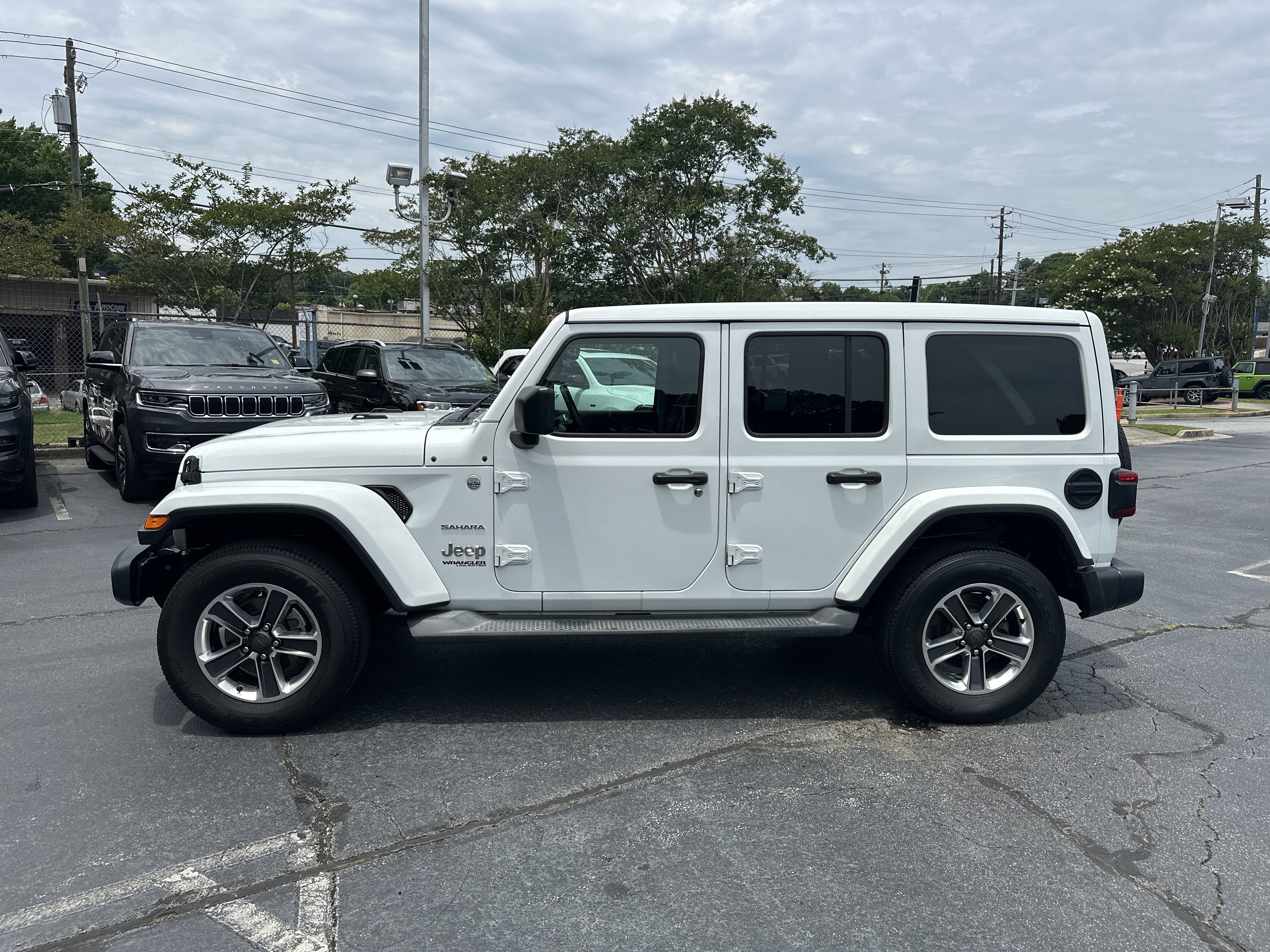 Used 2018 Jeep Wrangler Unlimited Sahara AWD/4WD image 6