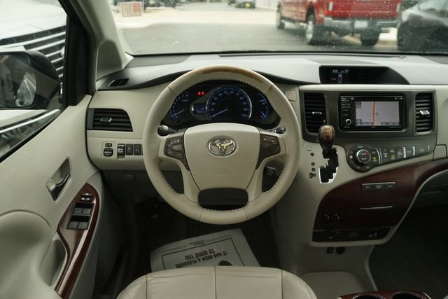 Used 2013 Toyota Sienna XLE w/ Entertainment Pkg FWD image 23