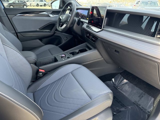 New 2026 Volkswagen Tiguan SE R-Line AWD/4WD image 17