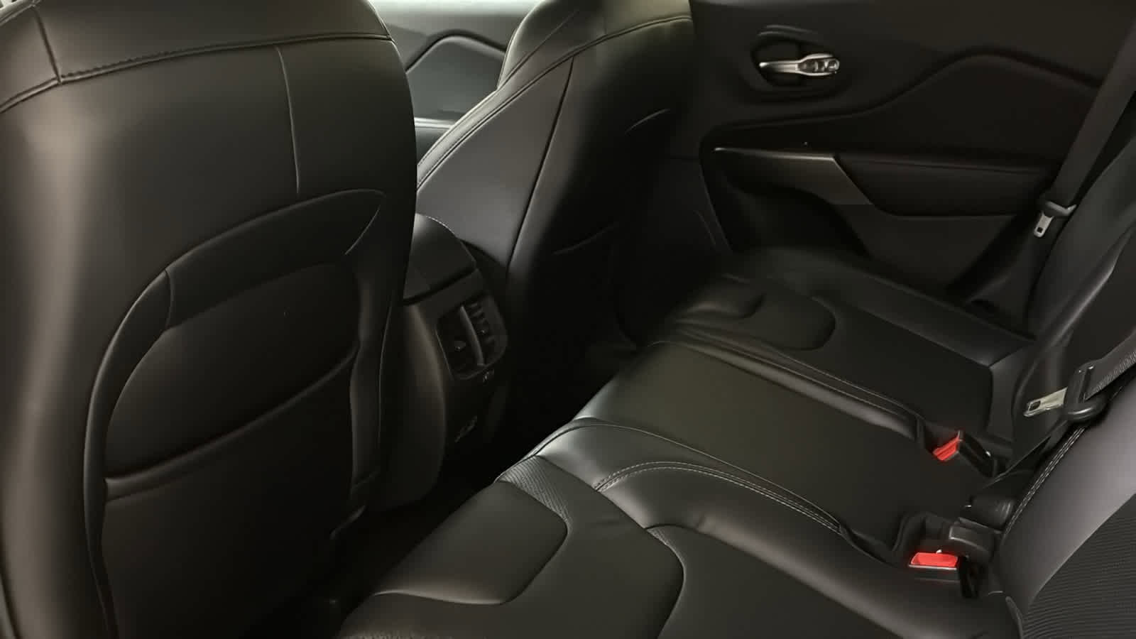 Used 2021 Jeep Cherokee Latitude Lux FWD image 27