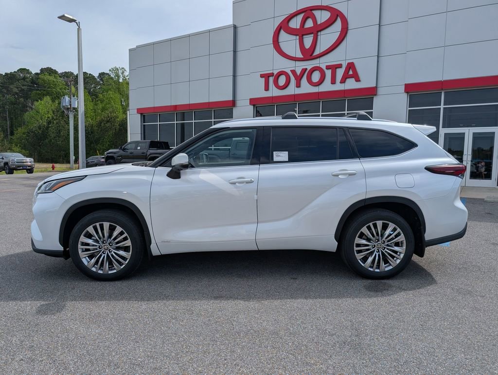 New 2026 Toyota Highlander Platinum image 2