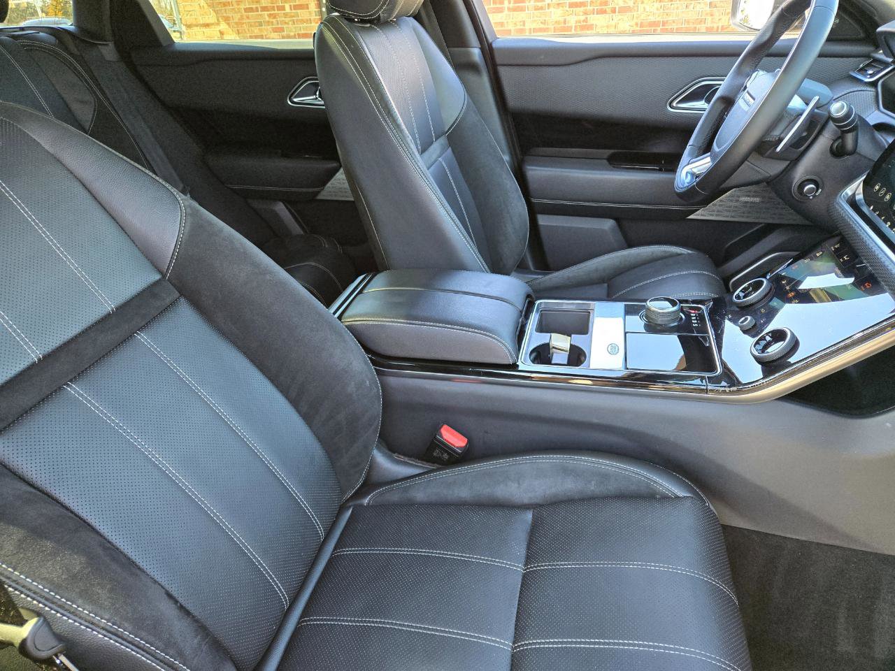 Used 2018 Land Rover Range Rover Velar R-Dynamic SE image 23