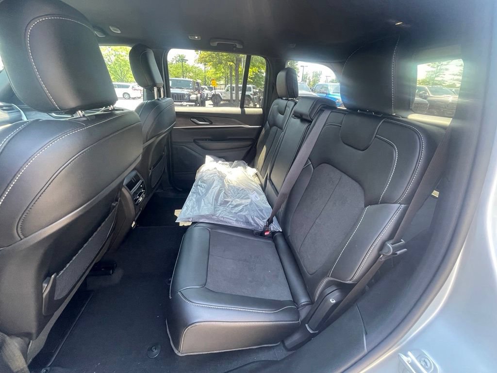 New 2026 Jeep Grand Cherokee Altitude AWD/4WD image 9