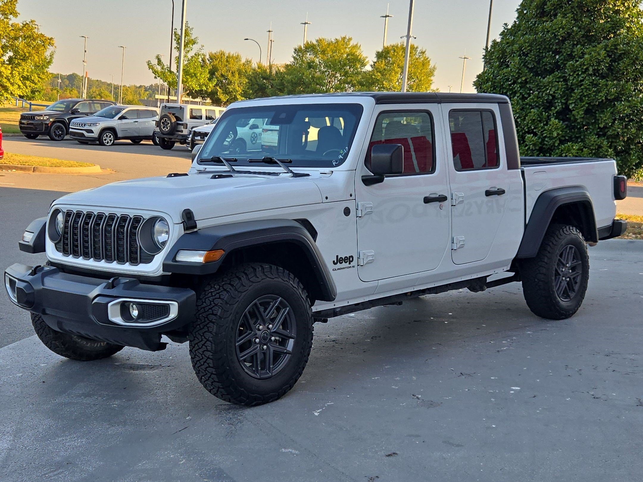 Used 2025 Jeep Gladiator Sport AWD/4WD image 3