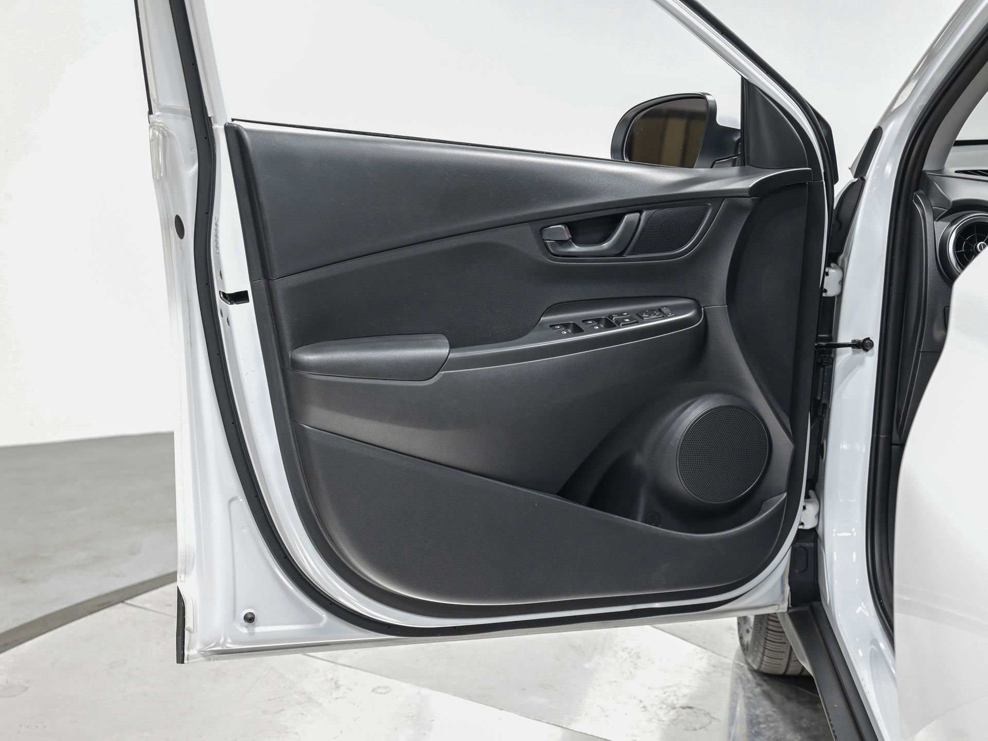 Used 2023 Hyundai Kona SEL AWD/4WD image 14