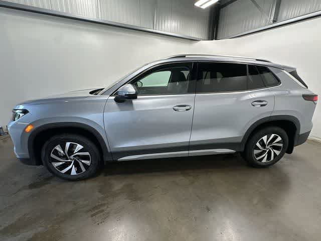 Used 2025 Volkswagen Tiguan S AWD/4WD image 2