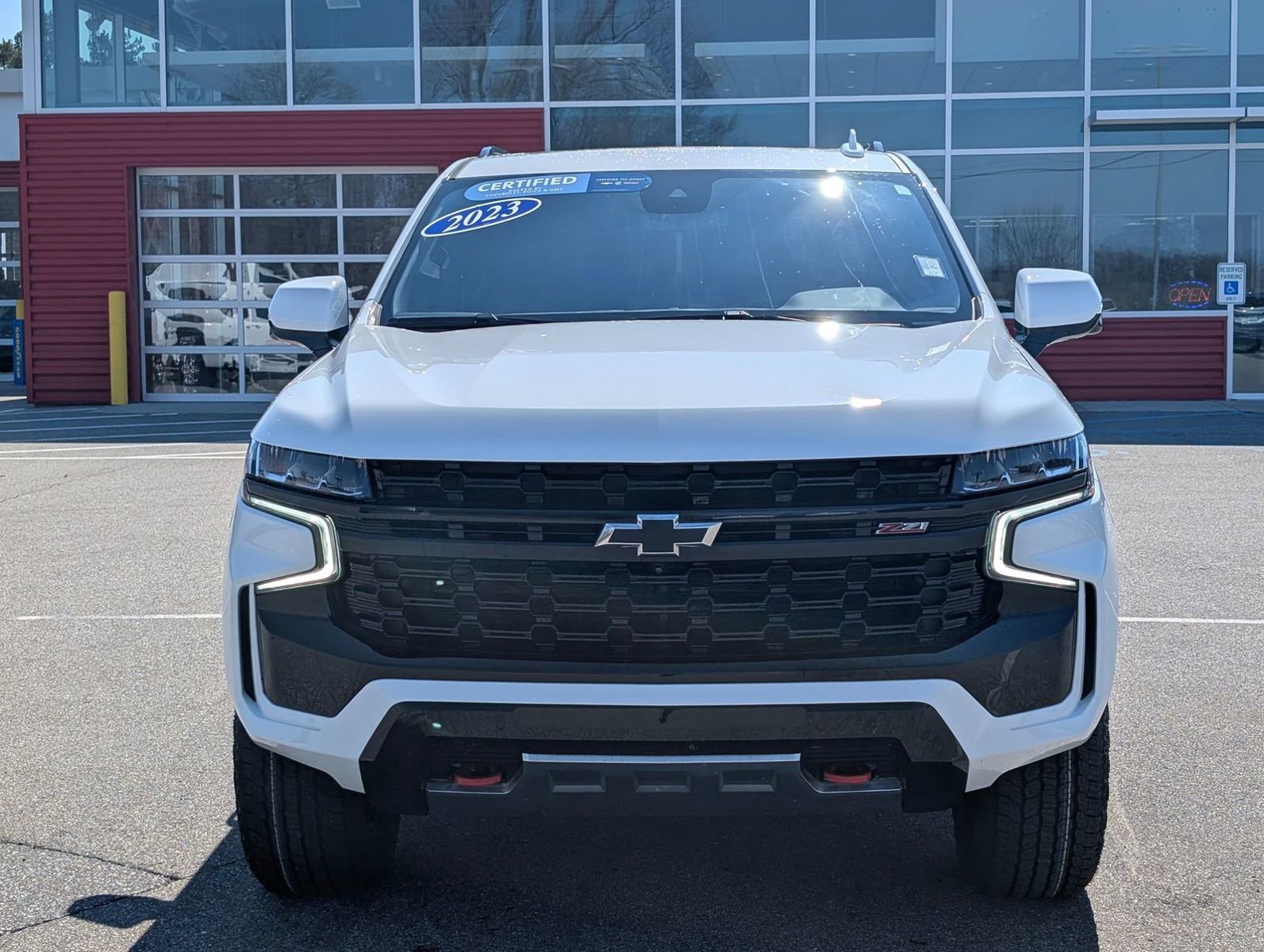 Certified 2023 Chevrolet Suburban Z71 w/ Luxury Package image 2