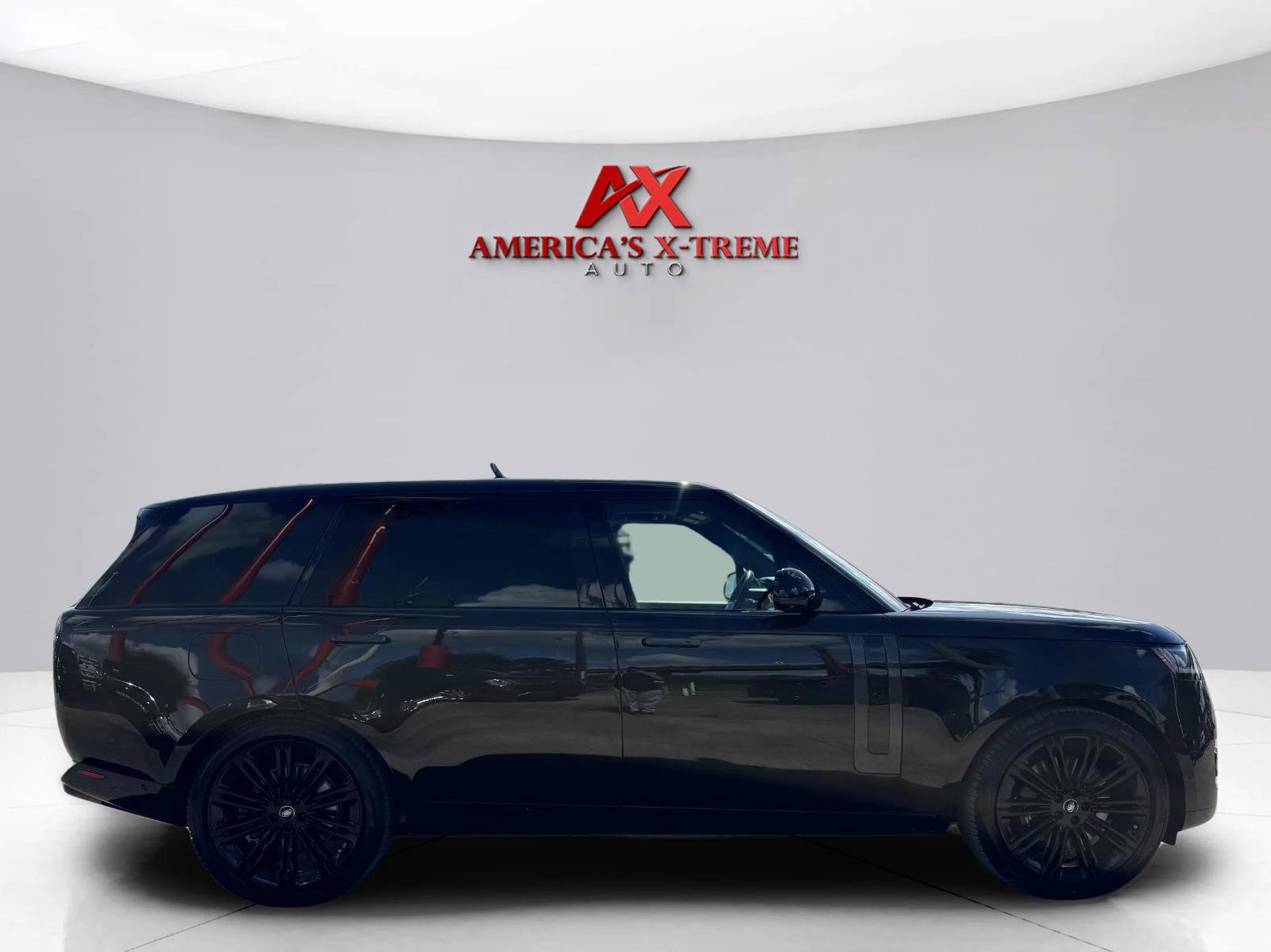 Used 2025 Land Rover Range Rover Long Wheelbase SE AWD/4WD image 7