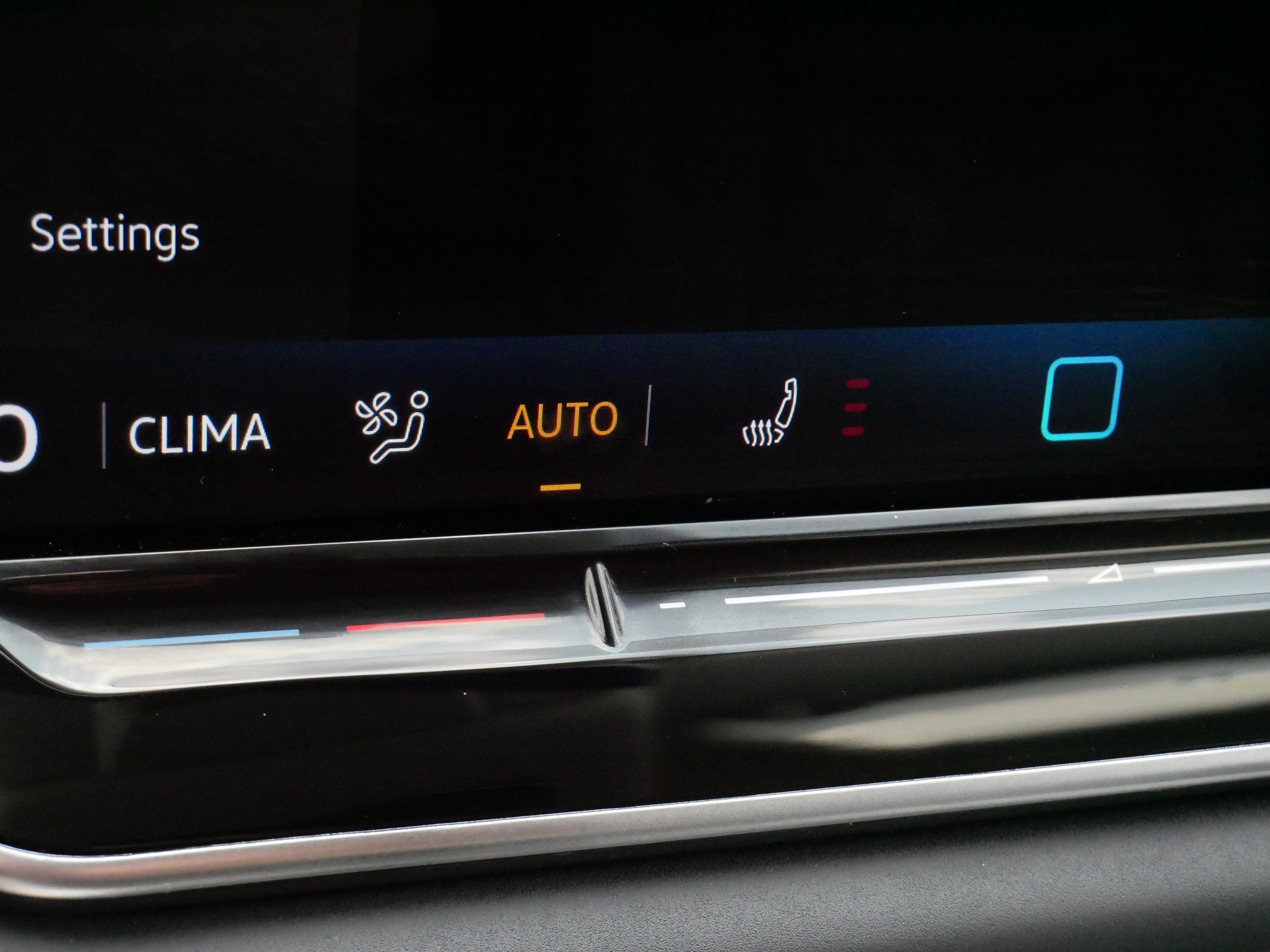 Certified 2025 Volkswagen Tiguan SE AWD/4WD image 27