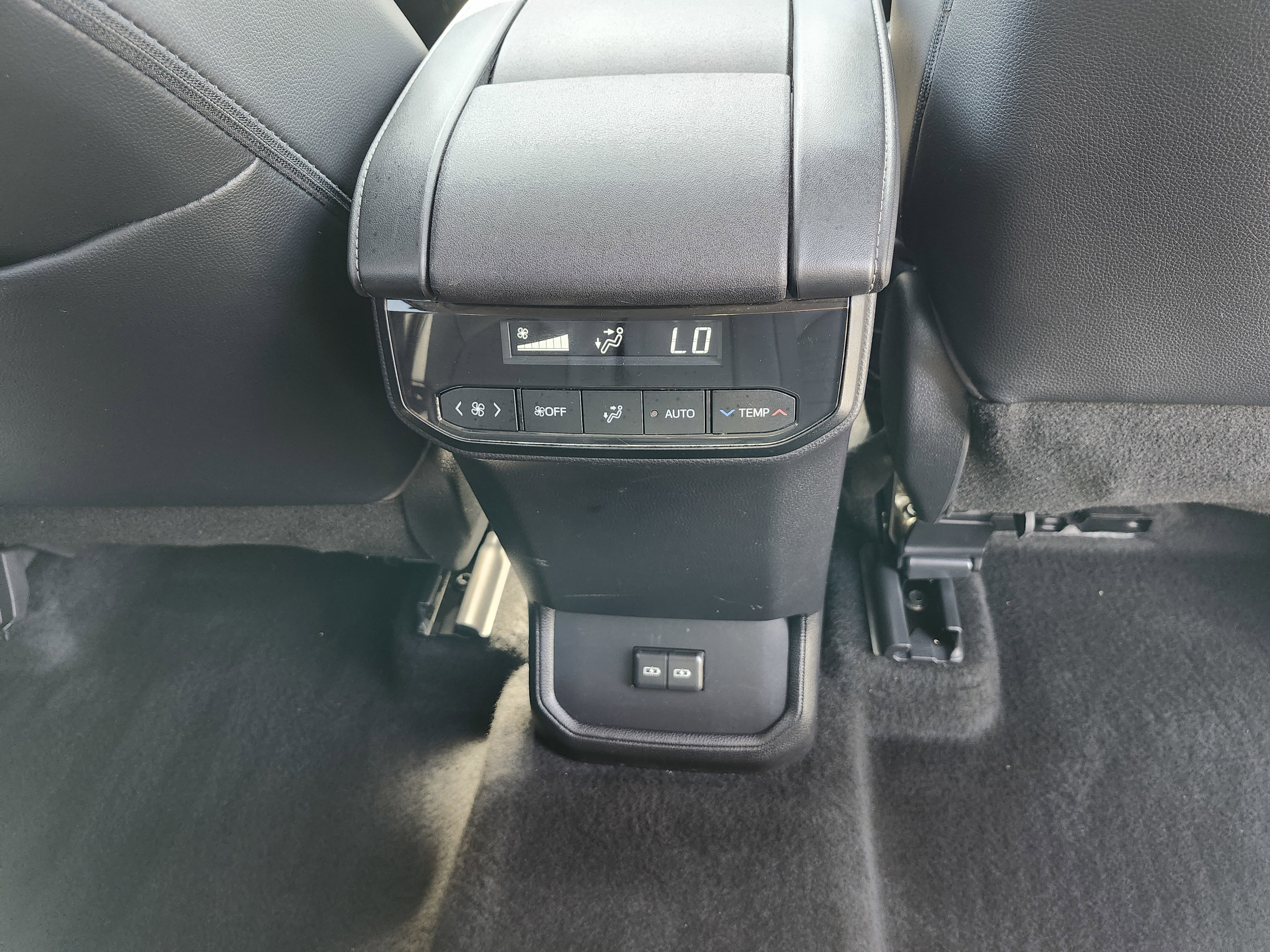 Used 2022 Toyota Highlander XLE AWD/4WD image 25