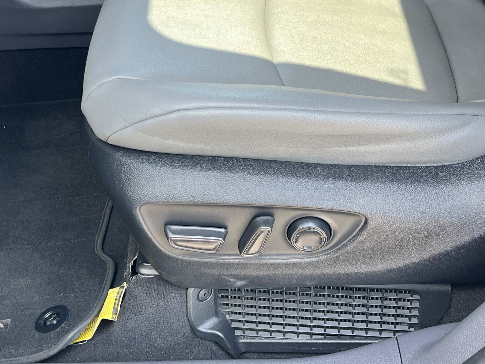 Used 2023 Toyota Sienna XLE FWD image 16