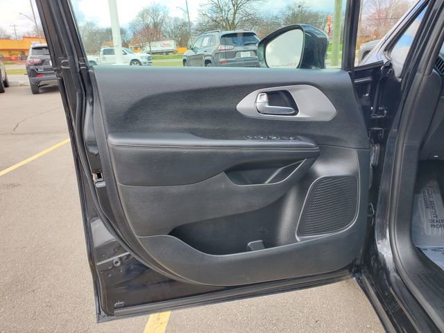 Used 2019 Chrysler Pacifica Touring Plus w/ S Appearance Package FWD image 8