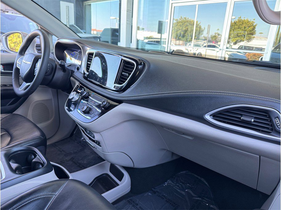 Used 2022 Chrysler Pacifica Touring-L FWD image 23