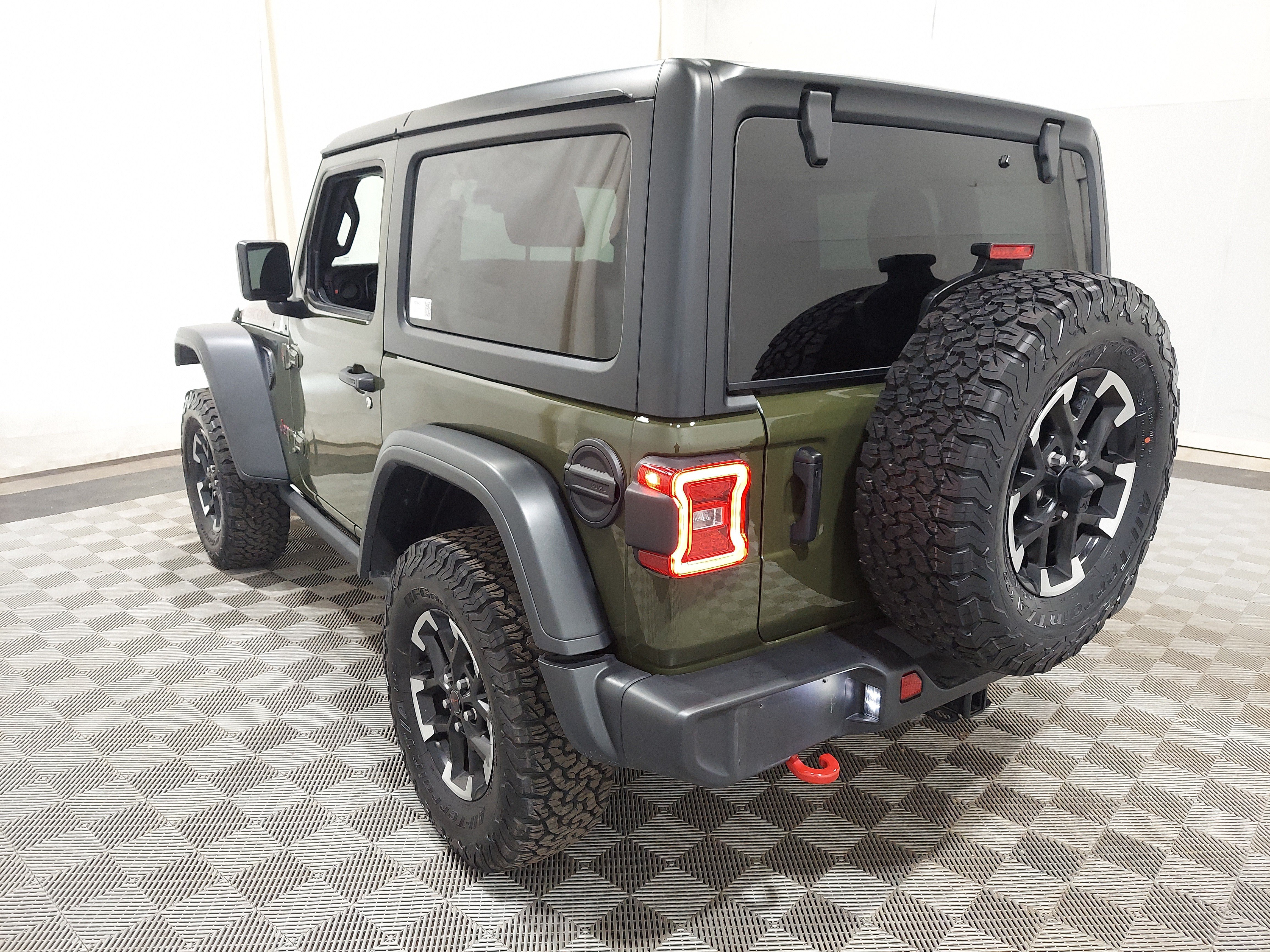 Used 2024 Jeep Wrangler Rubicon w/ Technology Group AWD/4WD image 2