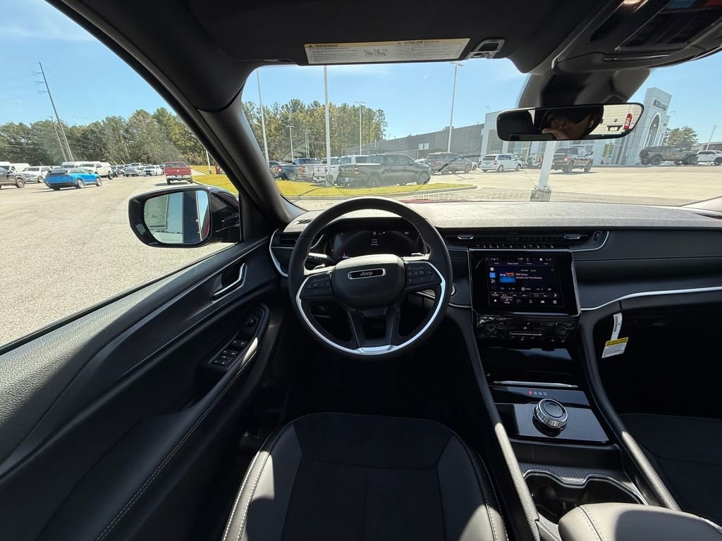 New 2025 Jeep Grand Cherokee Laredo image 13
