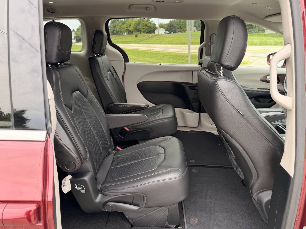 Used 2018 Chrysler Pacifica Touring-L FWD image 26