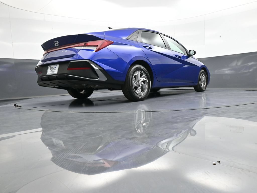 Certified 2025 Hyundai Elantra SE FWD image 29