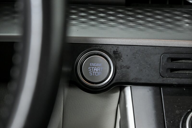Used 2023 Kia Carnival LX image 24