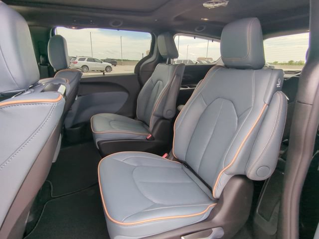 New 2027 Chrysler Pacifica Pinnacle w/ Theater Group AWD/4WD image 17