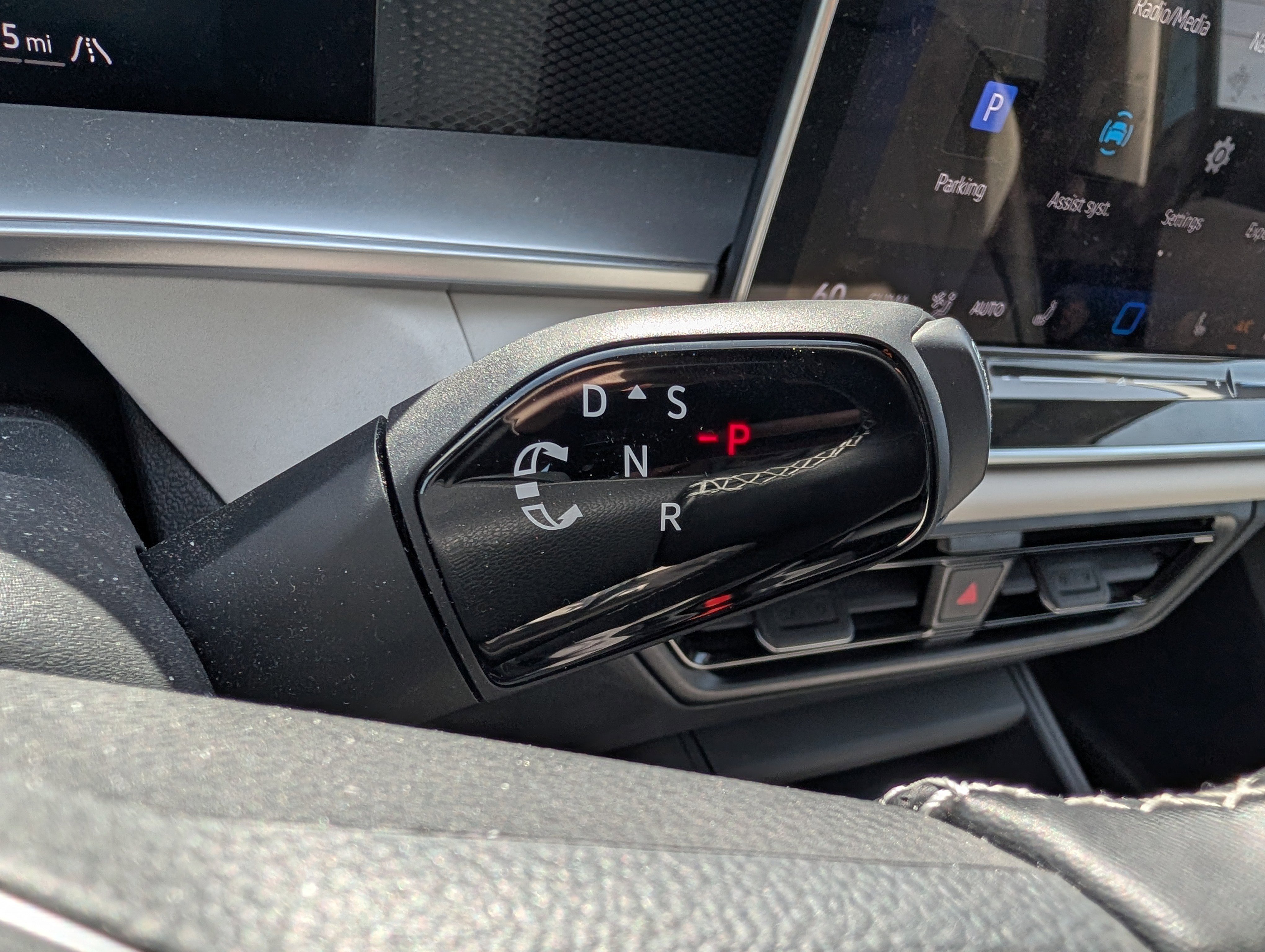 Certified 2025 Volkswagen Tiguan SE image 23