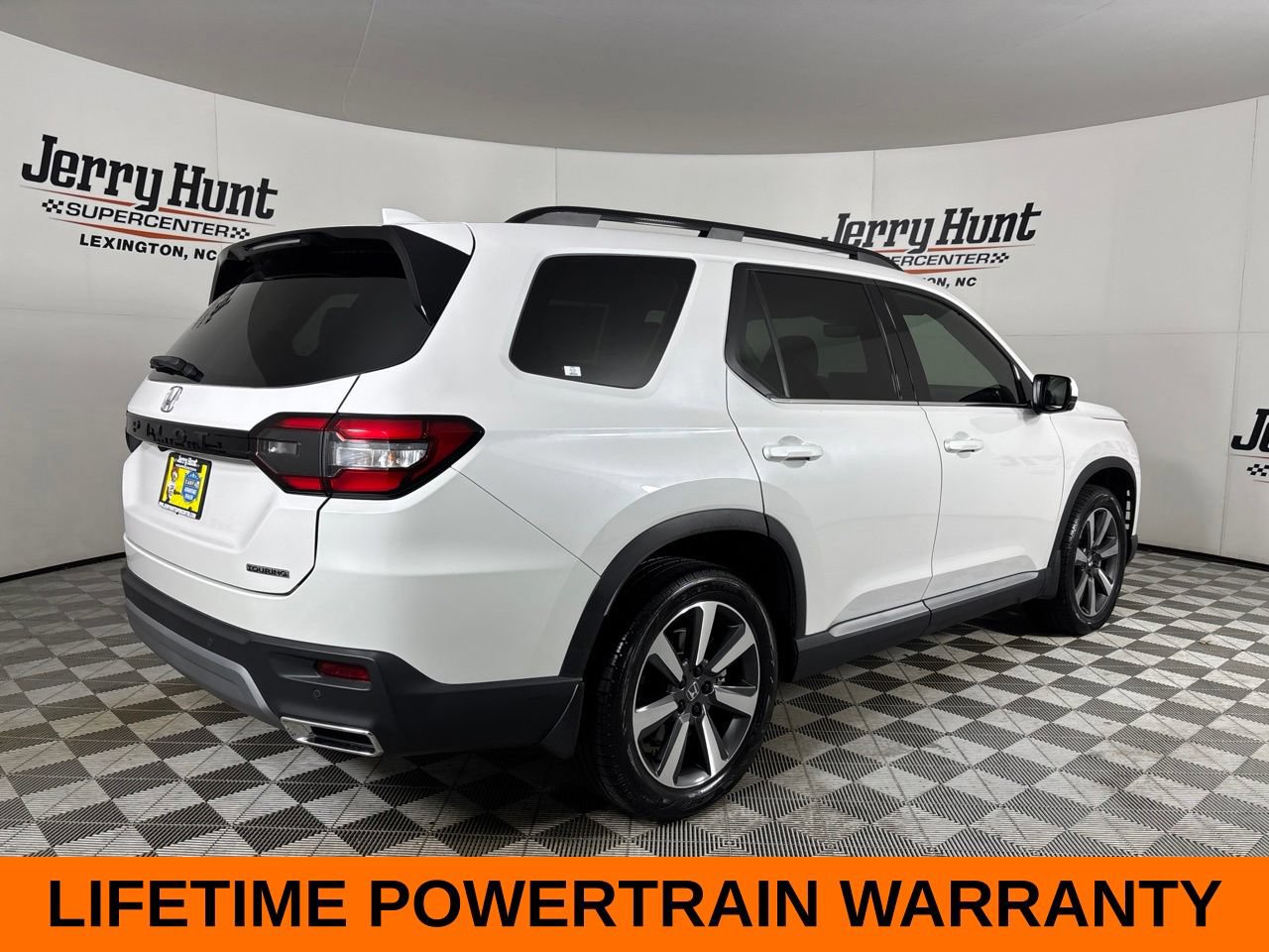 Used 2025 Honda Pilot Touring image 5