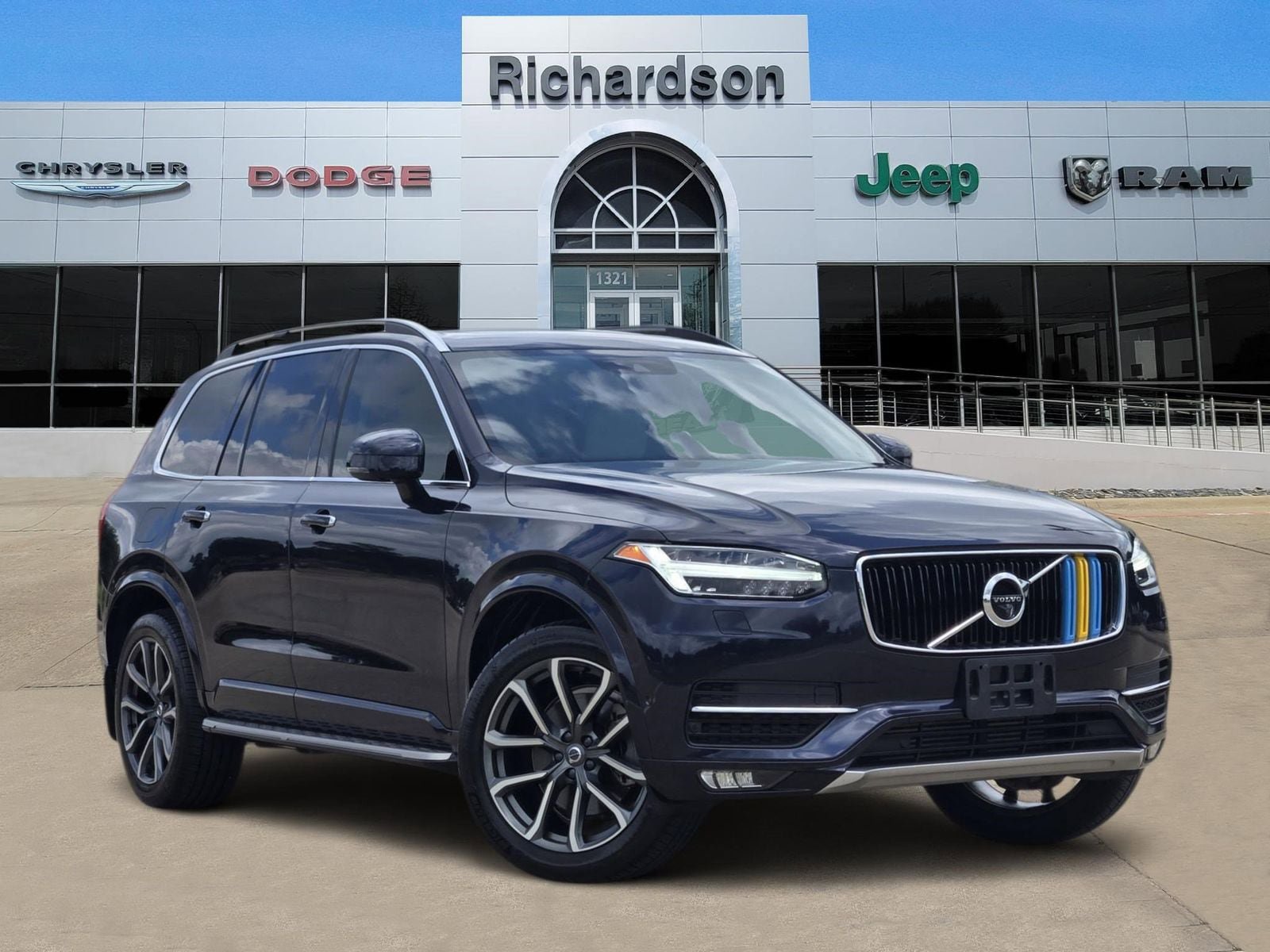Used 2016 Volvo XC90 T6 Momentum w/ Momentum Plus Package AWD/4WD image 1