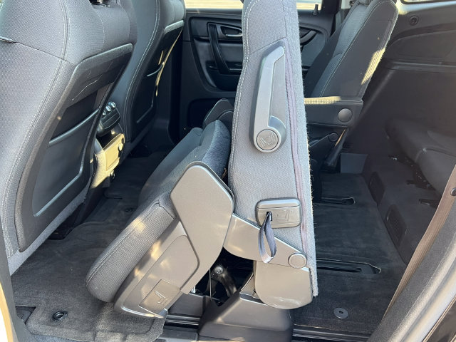 Used 2017 Chevrolet Traverse LT w/ Style and Technology Package FWD image 5
