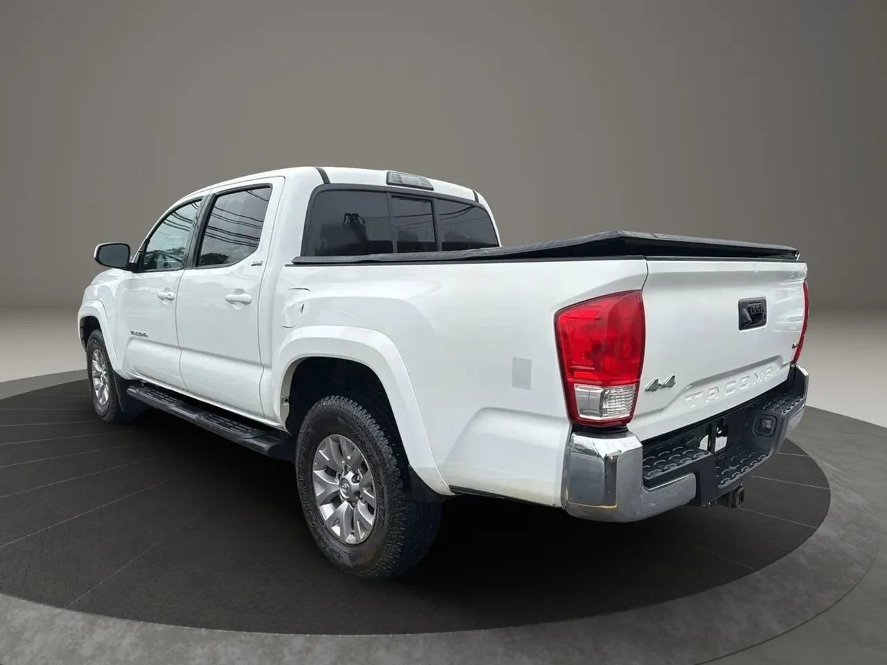Used 2017 Toyota Tacoma SR5 image 8