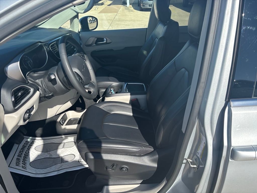 Used 2023 Chrysler Pacifica Touring-L image 9