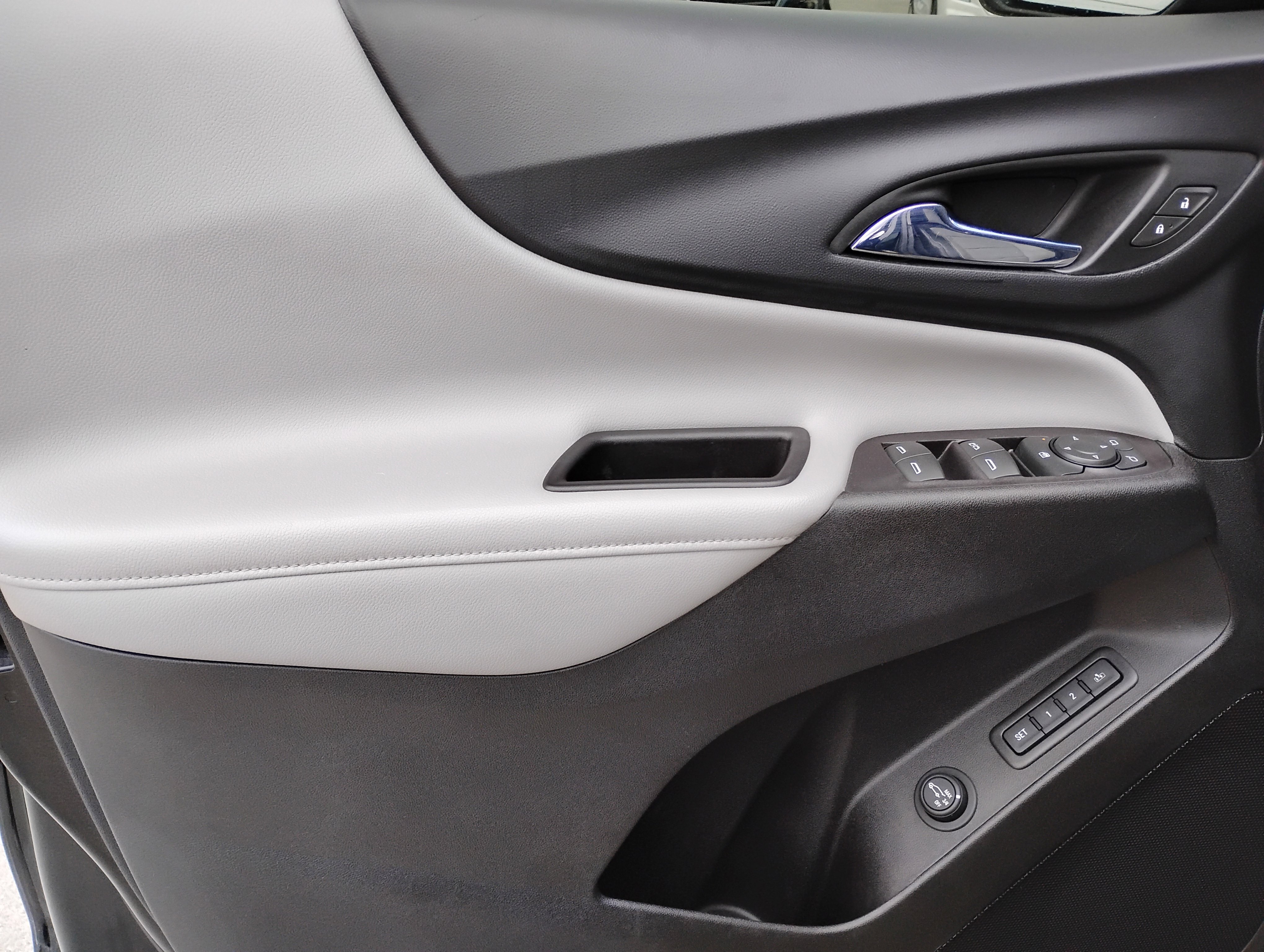 Used 2018 Chevrolet Equinox Premier image 14