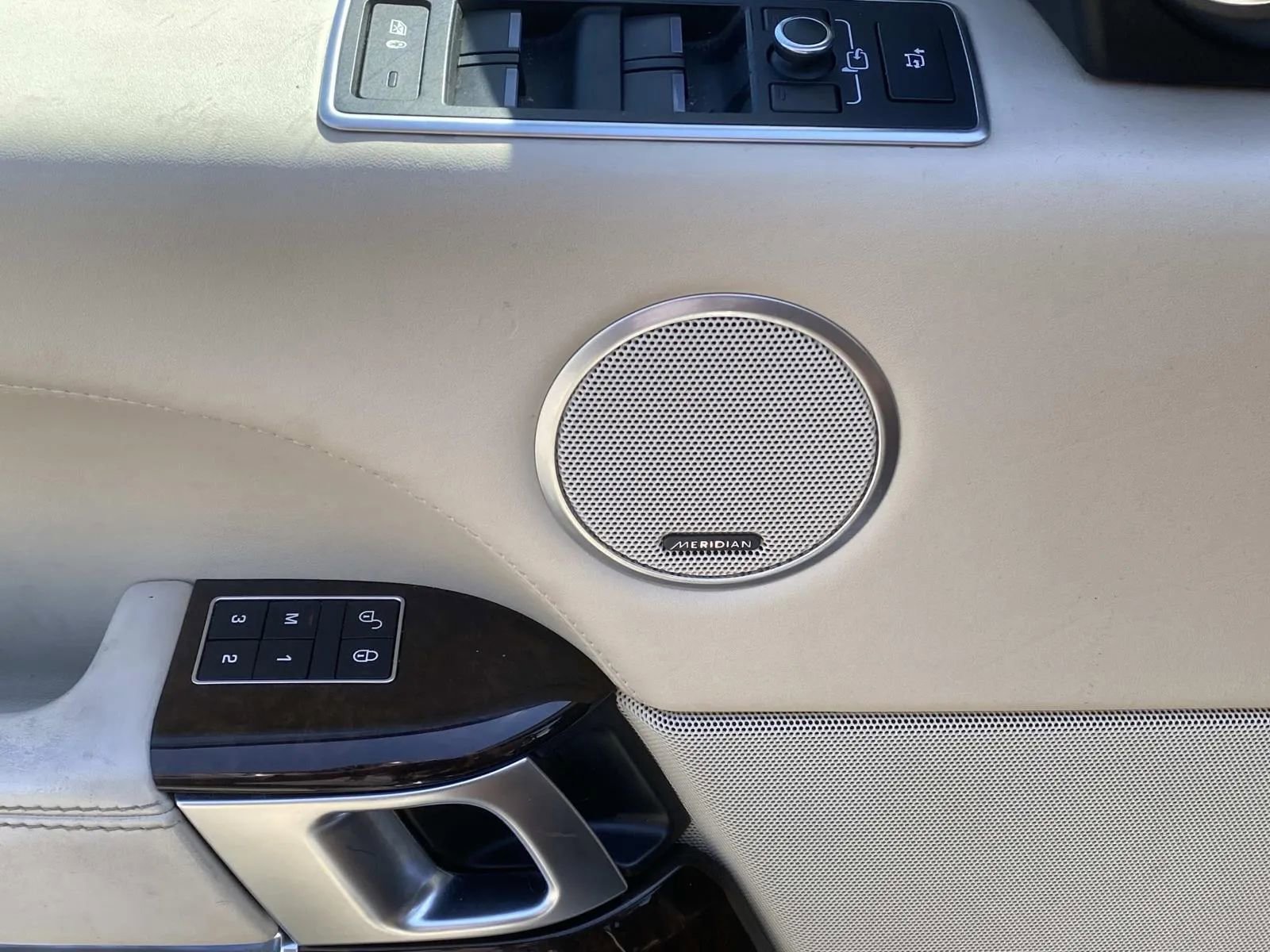 Used 2016 Land Rover Range Rover Autobiography image 16