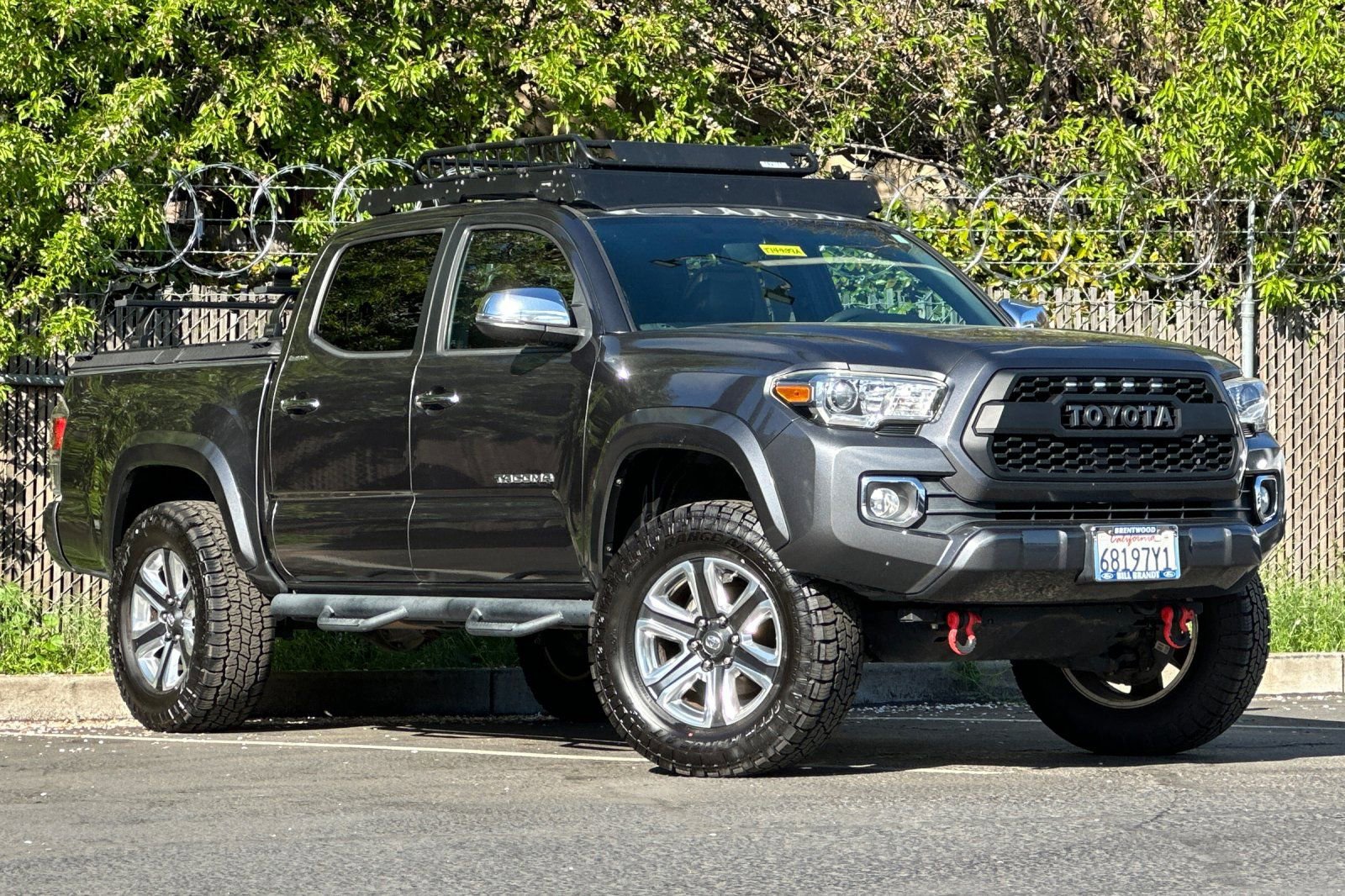 Used 2016 Toyota Tacoma Limited w/ Towing Package image 2