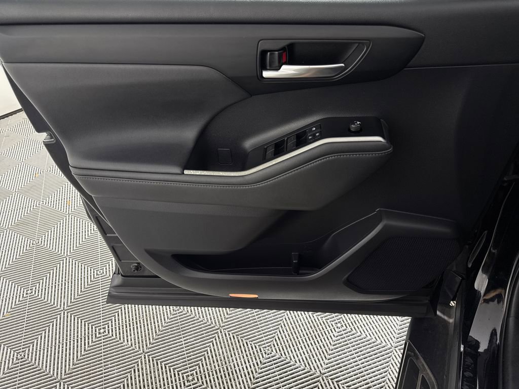 Used 2021 Toyota Highlander XSE FWD image 10