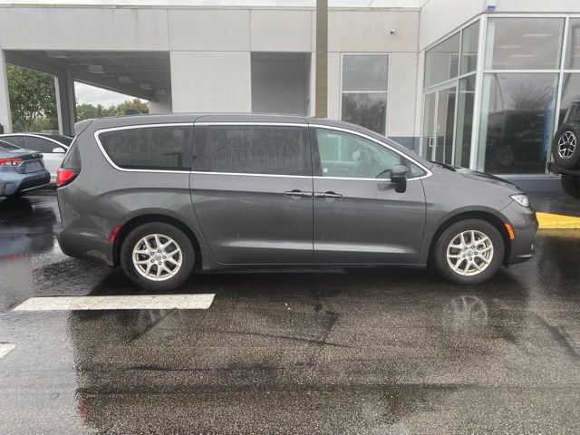 Used 2023 Chrysler Pacifica Touring-L image 11