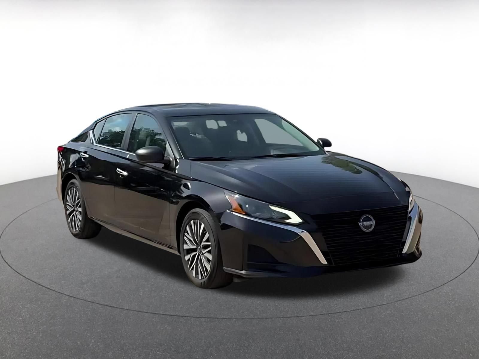 Used 2025 Nissan Altima 2.5 SV FWD image 3