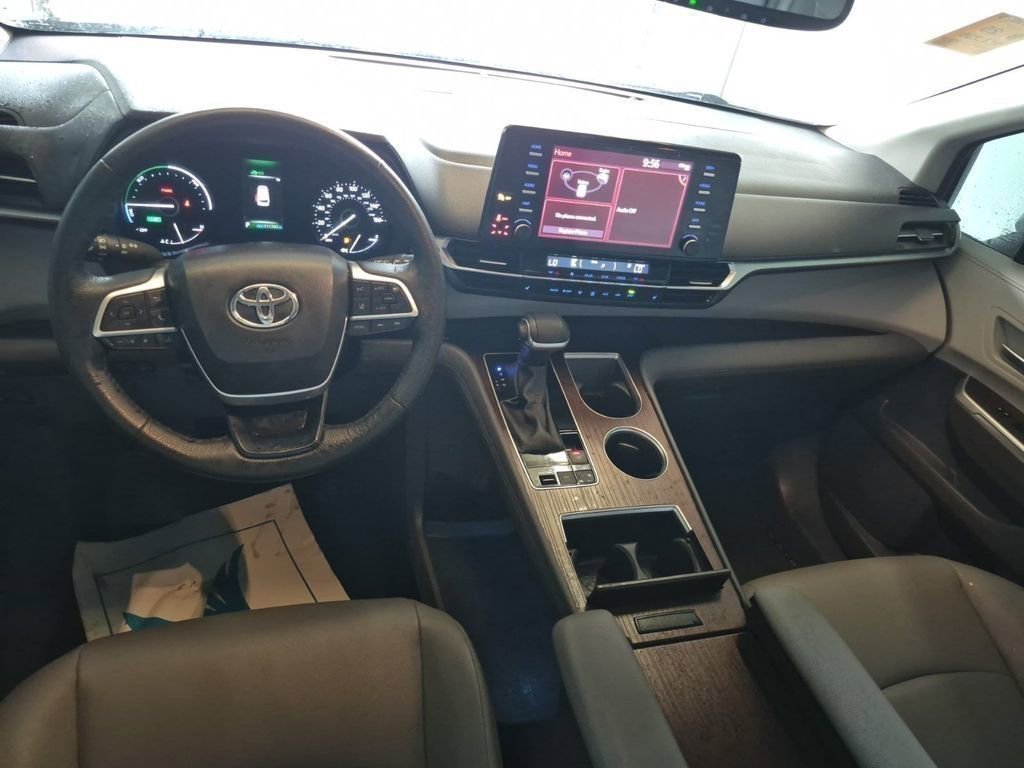 Used 2023 Toyota Sienna XLE AWD/4WD image 4