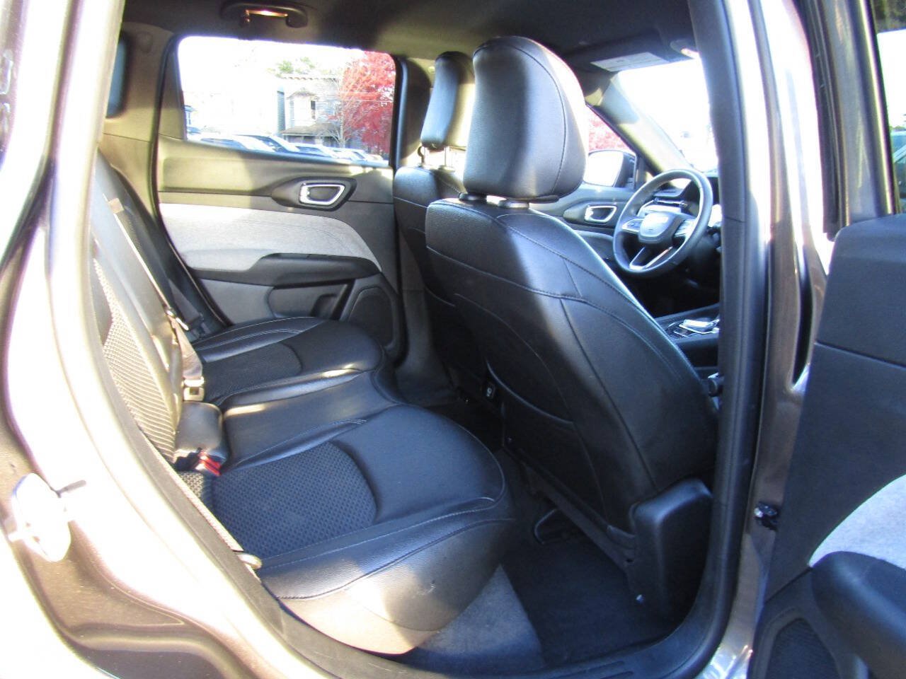 Used 2024 Jeep Compass Latitude AWD/4WD image 19